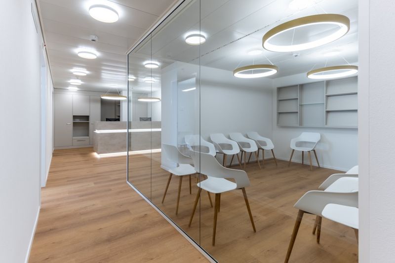 Patient mit Arzt Arzt erklärt Patient mit einer Grafik